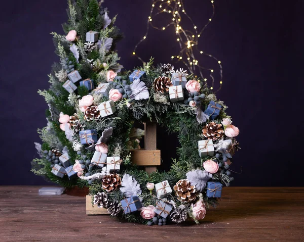 Χριστουγεννιάτικο Παραδοσιακό Μπλε Στεφάνι Σκούρο Φόντο — Φωτογραφία Αρχείου