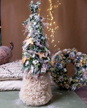 Koyu arkaplanda bej renkte Noel kompozisyonu