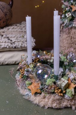 Koyu arkaplanda bej renkte Noel kompozisyonu