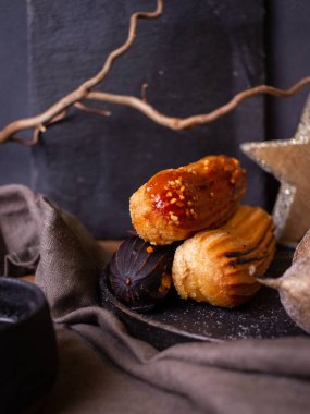 Karanlık bir arka planda eklerlerle dolu bir hayat