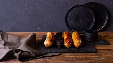 Karanlık bir arka planda eklerlerle dolu bir hayat