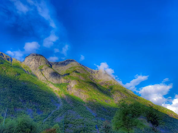 蓝天映衬下的群山 Eidfjord — 图库照片