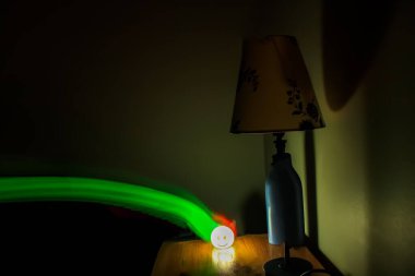 Duvarın arka planında yeşil ışık serisi - sızıntıcı