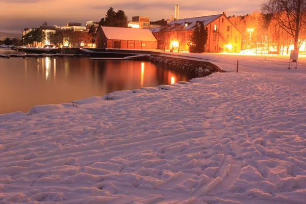 Alacakaranlıkta suda ışıkların yansıması - Brum