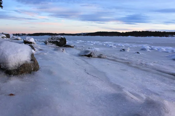 冰水中白雪覆盖的巨石 — 图库照片