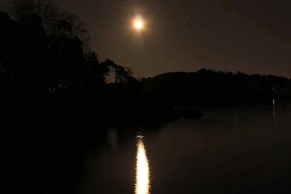 夕暮れ時の水の月の反射 Lysaker — ストック写真
