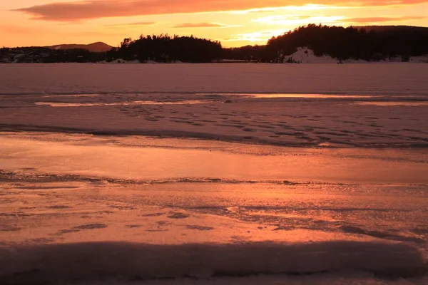 冰封的海面上的落日 — 图库照片