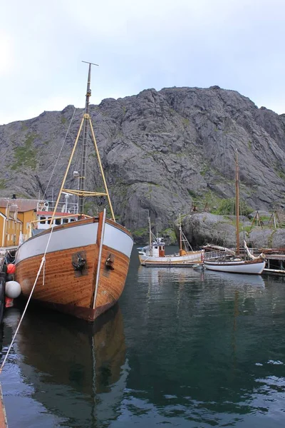Łodzie Wodzie Tle Gór Nusfjord Lofoten — Zdjęcie stockowe