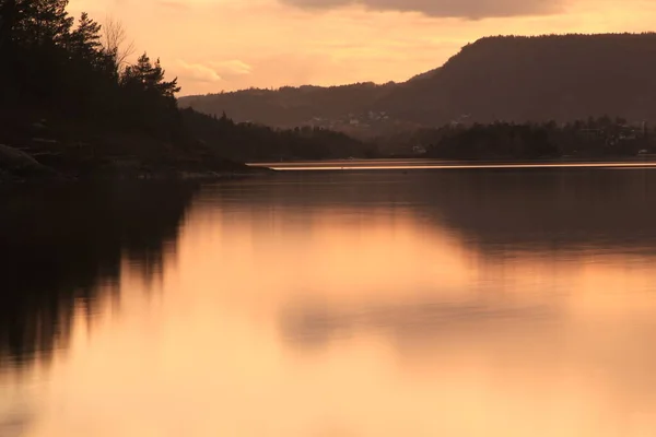 Odraz Oblohy Hor Vodě Fornebu — Stock fotografie