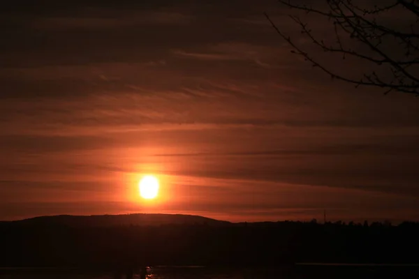 山と水の上の夕日 Fornebu — ストック写真