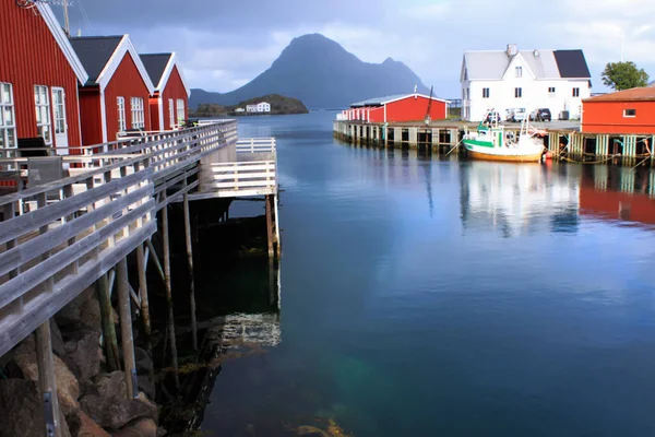 Chalets Bois Sur Fond Des Montagnes Eau Mortsund Lofoten — Photo