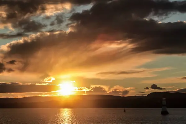 Oslofjord dağları ve su üzerinde gün batımı