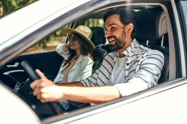 新しい車の中で若いカップル 彼女と一緒に車を運転し 楽しみを持っている男 車の購入とレンタル レクリエーション — ストック写真