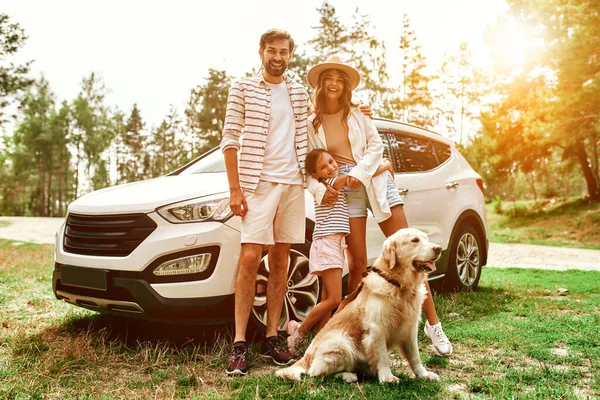 Toda Família Veio Natureza Fim Semana Mãe Pai Com Filha — Fotografia de Stock