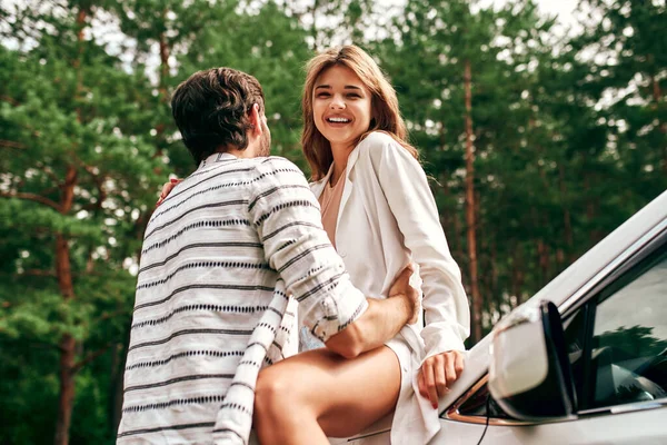 Romantyczna Zakochana Para Przytula Się Samochodu Kemping Weekend Wakacje Podróże — Zdjęcie stockowe