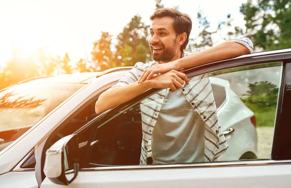 Homem Sorrindo Fica Perto Carro Fundo Floresta Compra Aluguer Automóveis — Fotografia de Stock