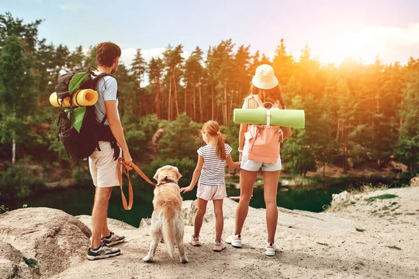 Una Familia Con Mochilas Perro Labrador Encuentra Pico Rocoso Mirando — Foto de Stock