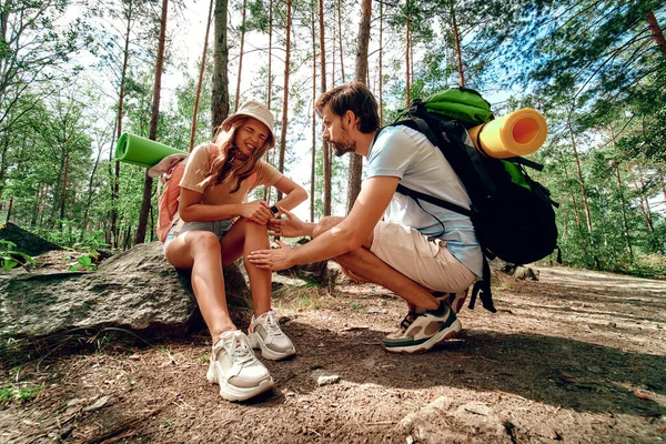 Pair Hikers Backpacks Woods Woman Bruised Her Leg Felt Pain — Stock Photo, Image