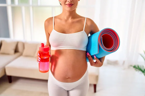 Mladá Těhotná Žena Sportovním Oblečení Drží Gumovou Podložku Pije Vodu — Stock fotografie