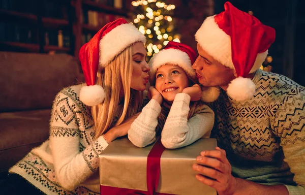 Boldog Karácsonyt Boldog Évet Boldog Család Várja Újévet Mikulás Sapkában — Stock Fotó