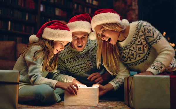 Новым Годом Рождеством Счастливая Семья Ждет Новый Год Шляпах Санта — стоковое фото