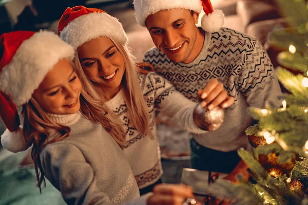 Καλά Χριστούγεννα Και Καλή Χρονιά Χαρούμενη Οικογένεια Γιορτάζει Τις Χειμερινές — Φωτογραφία Αρχείου
