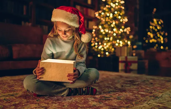 Boldog Karácsonyt Boldog Évet Bájos Kislány Otthon Nyitott Ajándékdobozzal Mágikus — Stock Fotó