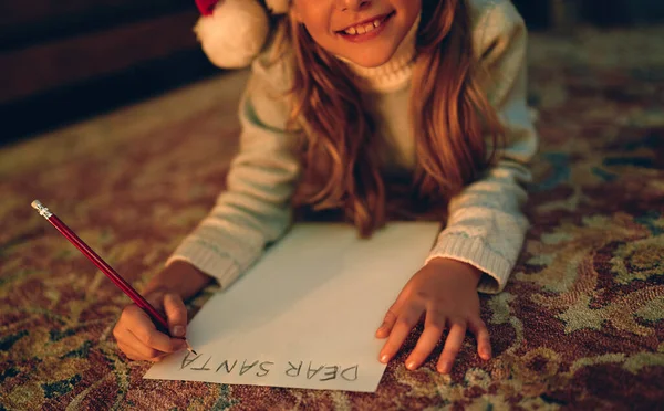 Счастливого Рождества Рождества Милая Маленькая Девочка Пишет Письмо Санта Клаусу — стоковое фото
