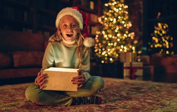 Boldog Karácsonyt Boldog Évet Bájos Kislány Otthon Nyitott Ajándékdobozzal Mágikus — Stock Fotó