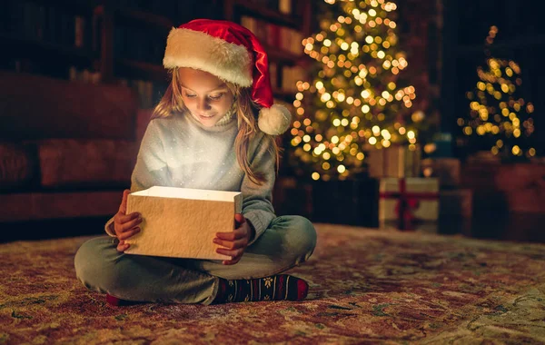 Новым Годом Рождеством Очаровательная Маленькая Девочка Сидит Дома Открытой Подарочной — стоковое фото