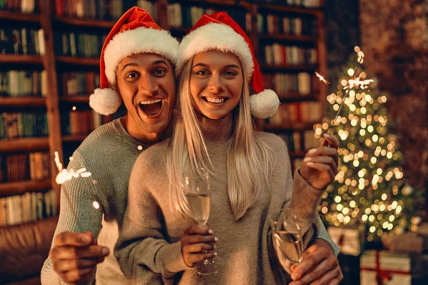 Beautiful Young Couple Santa Hats Holding Glasses Champagne Smiling While — Fotografia de Stock