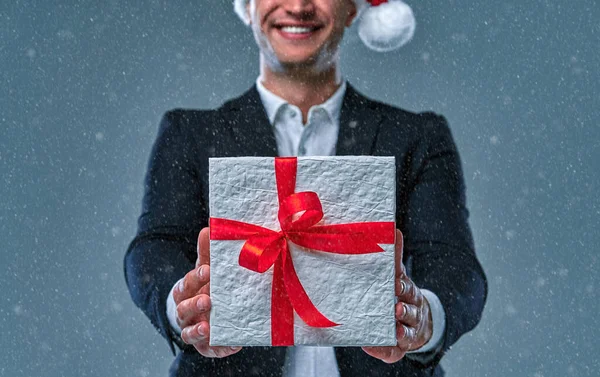 Привлекательный Успешный Бизнесмен Пиджаке Рубашке Кепке Санта Клауса Подарочной Коробкой — стоковое фото