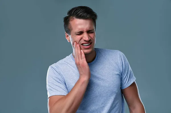 Koncepcja Bólu Zębów Wewnętrzne Ujęcie Młodego Mężczyzny Odczuwającego Ból Trzymającego — Zdjęcie stockowe