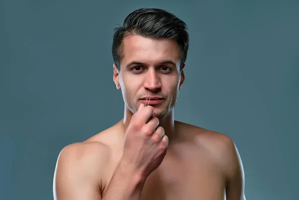Atrakcyjny Mężczyzna Szarym Tle Używa Pianki Golenia Twarzy Brzytwie Opieka — Zdjęcie stockowe