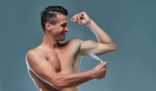 Joven Apuesto Aislado Retrato Hombre Musculoso Sin Camisa Está Pie —  Fotos de Stock