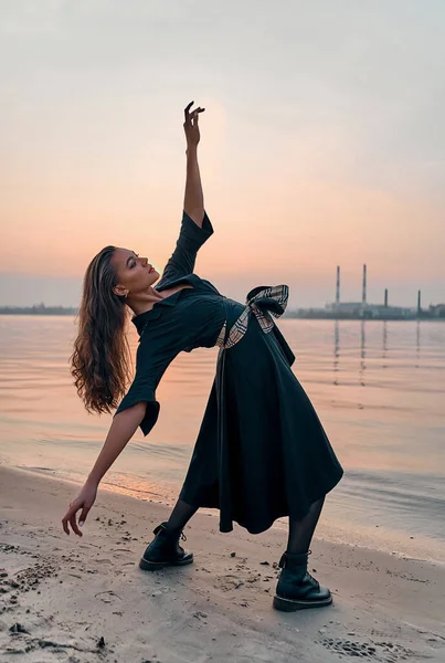 Bekymmerslös Kvinna Som Dansar Solnedgången Stranden Semester Vitalitet Hälsosamt Levnadssätt — Stockfoto