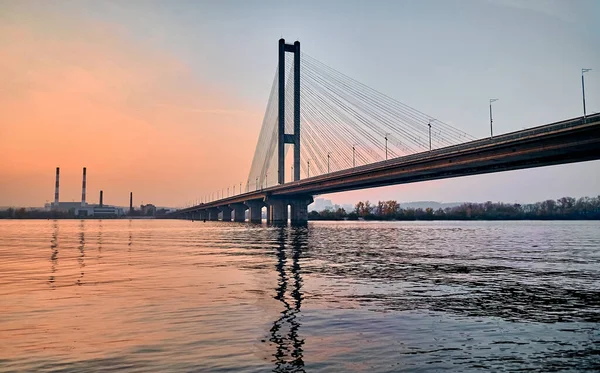 Zachodzie Słońca Most Kablowo Pylonowy Nad Rzeką Miejską — Zdjęcie stockowe