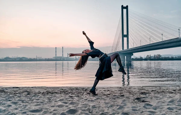 Zorgeloze Vrouw Dansend Zonsondergang Het Strand Vakantie Vitaliteit Gezond Leven — Stockfoto