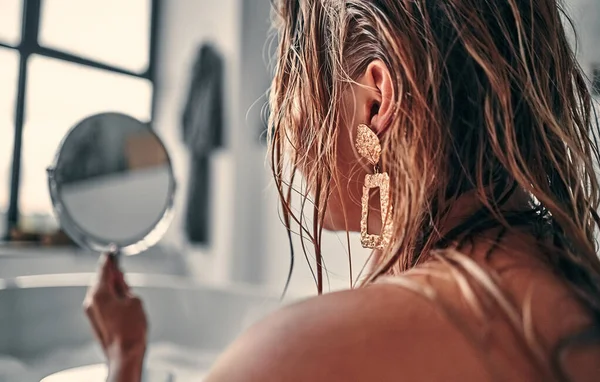Sexy Κορίτσι Βρίσκεται Χαλαρώνει Ένα Μπάνιο Αφρό Κοιτάζει Ένα Στρογγυλό — Φωτογραφία Αρχείου