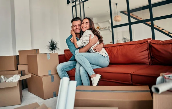 Young Married Couple Sitting Couch Cuddling Living Room Home Happy — Stock Photo, Image