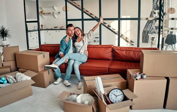Young Married Couple Sitting Couch Cuddling Living Room Home Happy — Stock Photo, Image
