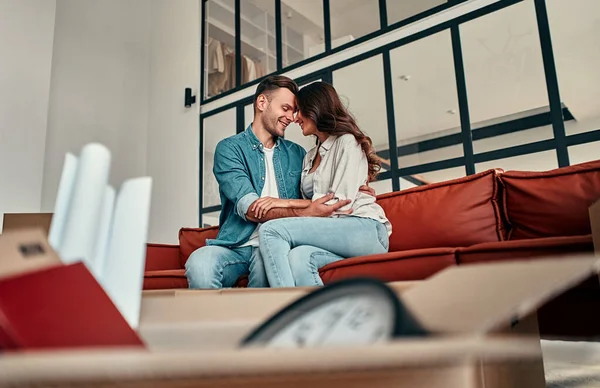 Junge Eheleute Sitzen Auf Einer Couch Und Kuscheln Heimischen Wohnzimmer — Stockfoto