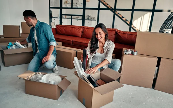 Young Married Couple Unpacking Things Boxes Living Room House Happy — Stock Photo, Image