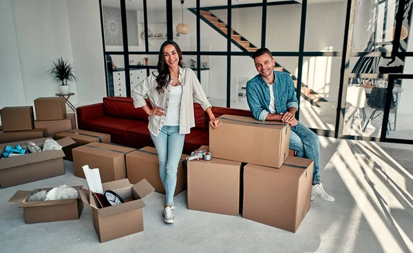 Young Married Couple Living Room House Stand Unpacked Boxes Happy — Stock Photo, Image