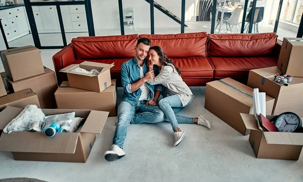 Young Married Couple Sitting Floor Living Room House Smiling Happy — Stock Photo, Image