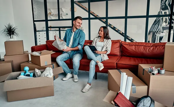 Young Married Couple Unpacking Things Boxes Living Room House Happy — Stock Photo, Image