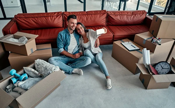 Young Couple Taking Selfies Her Smartphone New Home Moving Buying — Stock Photo, Image