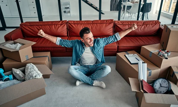 Handsome Young Man Moving New Home Boxes Laughing Moving Buying — Stock Photo, Image