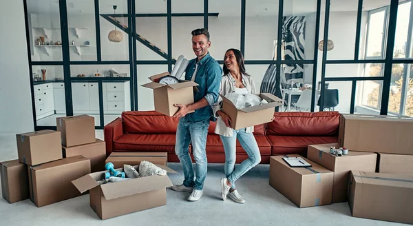 Young Married Couple Living Room House Unpack Boxes Things Happy — Stock Photo, Image