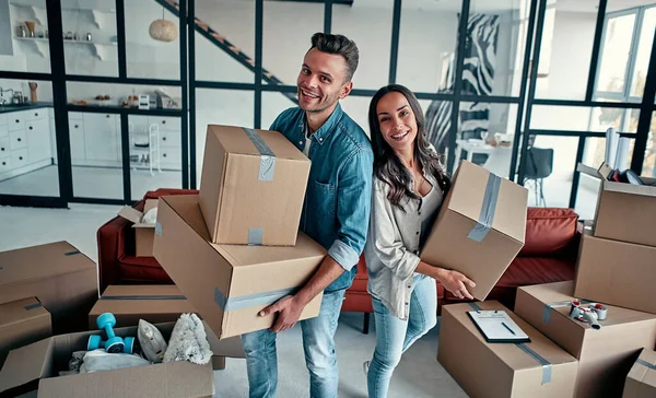 Young Married Couple Living Room House Unpack Boxes Things Happy — Stock Photo, Image